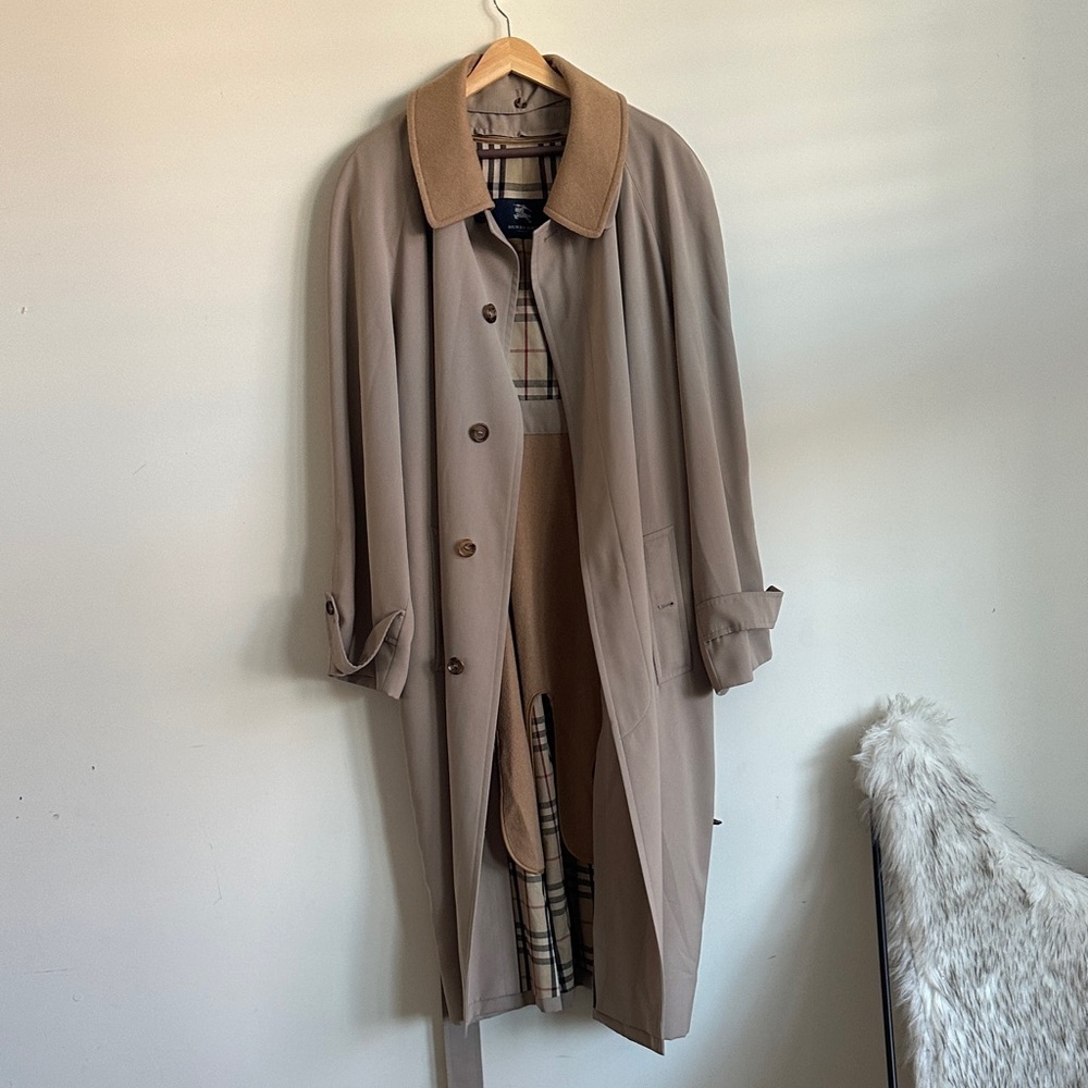 Burberry Beige Trench Coat with Check Lining - Picture 2 of 12
